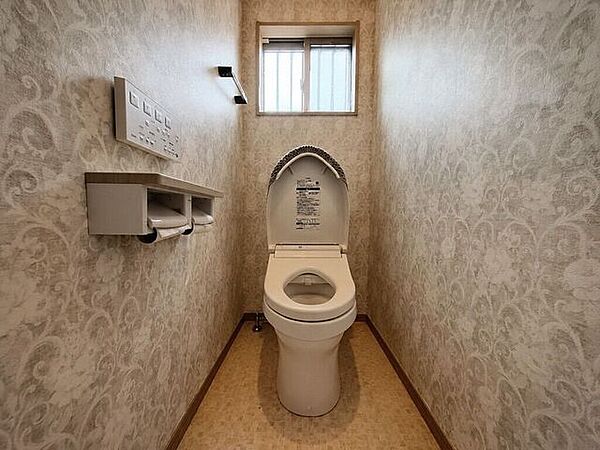 【Toilet】清潔感があり、落ち着いたデザインのトイレ。家族みんなが快適に使えます。※こちらの画像はAIによる家具を消したイメージ画像になります。お部屋の雰囲気を感じてみてください♪