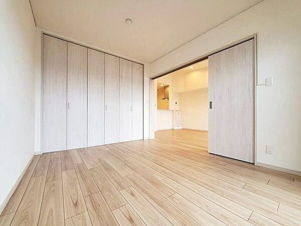 【Bedroom】隣接するリビングとつなげて使えば、開放感とゆとりのある空間に。