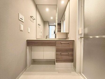 【Washroom】毎朝の準備がスムーズに。広めの洗面台と収納が使いやすい洗面所です。