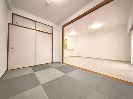 【Japanese Room】畳の香りが心地よい和室付き。くつろぎや来客用として便利です。