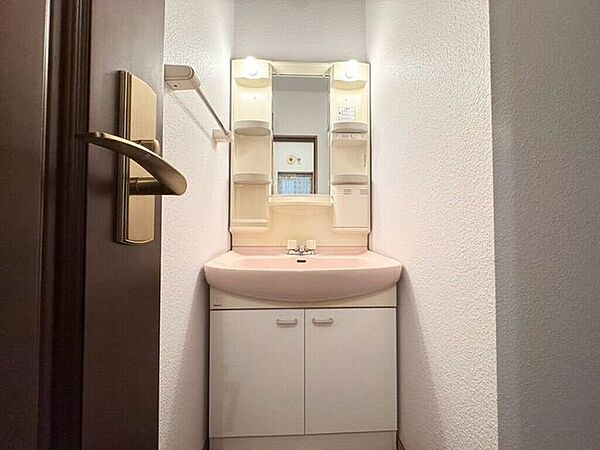 【Washroom】すっきりとしたデザインで、毎日の生活が快適に。収納も豊富な洗面所です。