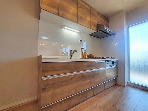 【kitchen】広めのキッチンは料理のしやすさを追求した設計。収納も豊富で作業がしやすい空間です。