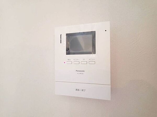 【Facilities】来訪者を確認できるモニター付きインターホンで、防犯面も安心です。