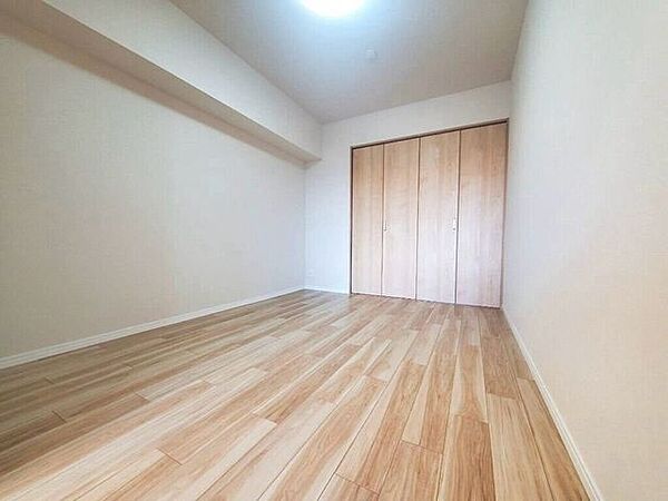 【Bedroom】洋室には収納力のあるクローゼット付き。衣類や荷物もすっきり収まります。
