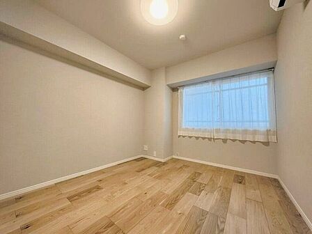 【Bedroom】ベッドとデスクを置いてもゆとりのある、使い勝手の良い広さの洋室です。