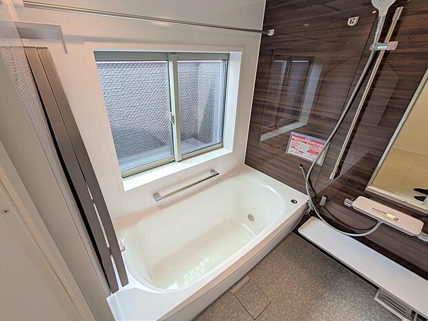 広々とした浴室は、一日の疲れを癒すバスタイムが快適になるよう多彩な機能が備わったお風呂です♪大きな窓が付いており、空を眺めながら湯船につかれば毎日のお風呂タイムも楽しみになります