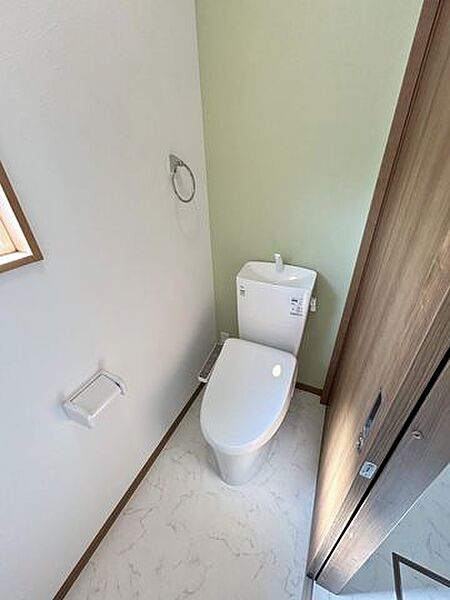トイレは温水洗浄機能付きに新品交換します。キズや汚れが付きにくい加工が施してあるのでお手入れが簡単です。直接肌に触れるトイレは新品が嬉しいですよね。