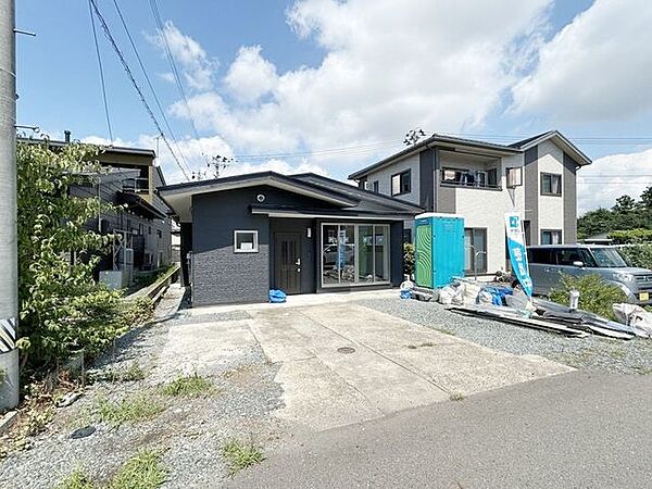 【リフォーム中】外観別アングル写真です。外壁・屋根の塗装を行いました。暗い色の外壁は、虫がとまりにくいと言われています。掃き出し窓を新品の窓に交換予定です。