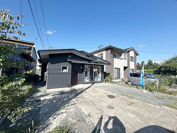 駐車場は軽自動車・普通車問わず並列で3台ほど駐車可能です。