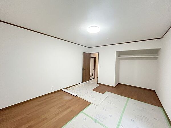 【リフォーム中】北西側洋室（約10帖）の写真です。フローリングの張替え・クロスの張替を行いました。