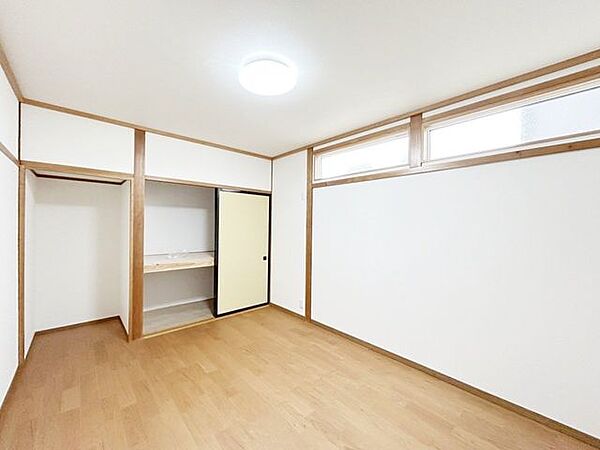 北東側6帖洋室です。フローリングとクロスの張替えを行いました。スリット窓を設置したことでプライバシーを確保しつつ明るいお部屋に仕上がっています。