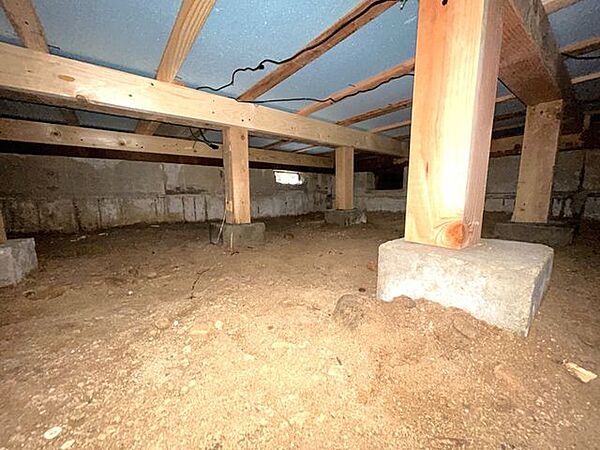 中古住宅の3大リスクである、雨漏り、主要構造部分の欠陥や腐食、給排水管の漏水や故障を2年間保証します。その前提で床下まで確認の上でリフォームし、シロアリの被害調査と防除工事もおこないます。