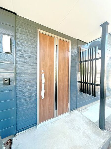 【リフォーム済】玄関は新品に交換しました。住宅の顔となる部分なので、しっかりとリフォームしました。