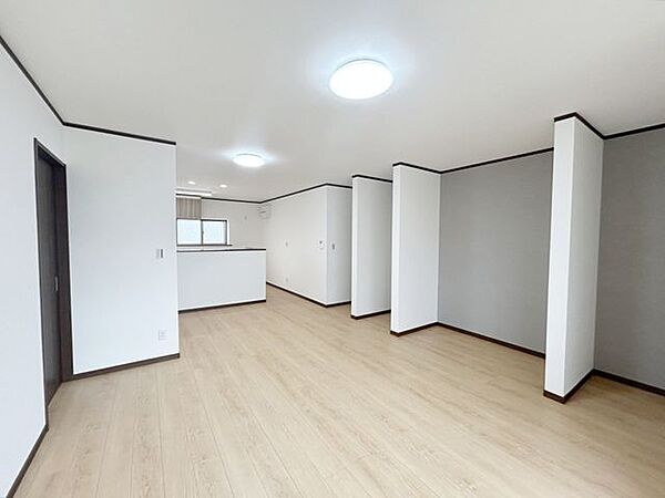 【リフォーム済】リビングです。フローリングの重ね張り、壁紙の張り替えを行いました。見た目が一新されガラッと雰囲気が変わりました。