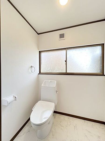 【リフォーム済】トイレは温水洗浄機能付きに新品交換しました。キズや汚れが付きにくい加工が施してあるのでお手入れが簡単です。直接肌に触れるトイレは新品が嬉しいですよね