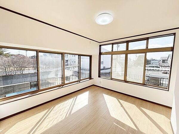 【リフォーム済】1階東側6帖洋室の別アングル写真です。東面に窓がついているので、朝は早く起きられそうですね。