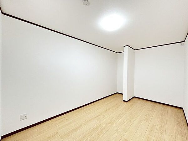 【リフォーム済】2階6帖東側洋室です。照明の交換も行いました。