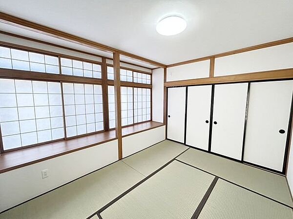 【リフォーム済】1階6帖東側和室です。押入付きなのでお布団などをしまっておけますよ。