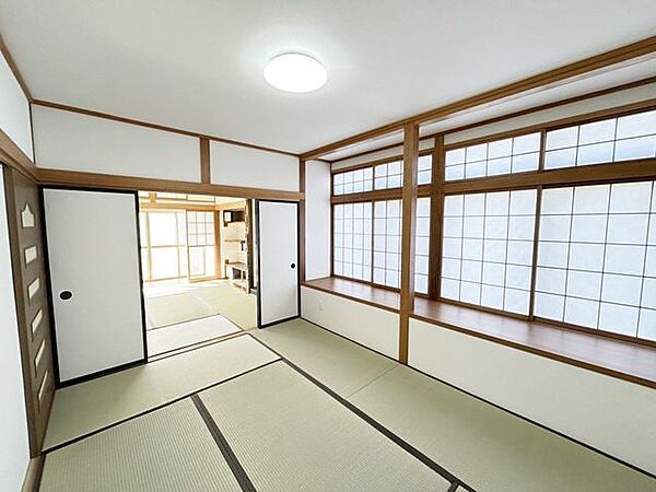 【リフォーム済】1階6帖東側和室の別アングル写真です。襖を開けると、隣とお部屋と繋げて約12帖の空間となります。
