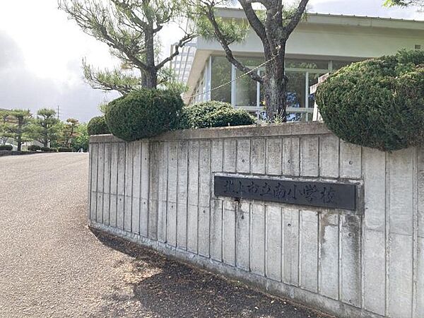 北上市立南小学校まで1500m（徒歩19分）。たくさん歩いて足腰を鍛えることができます。