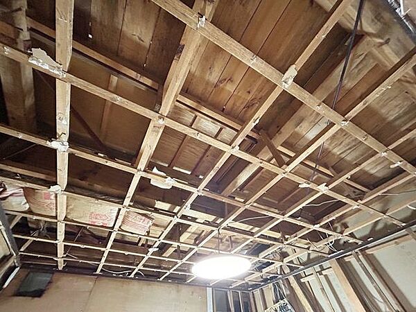 中古住宅の3大リスクである、雨漏り、主要構造部分の欠陥や腐食、給排水管の漏水や故障を2年間保証します。その前提で床下まで確認の上でリフォームし、シロアリの被害調査と防除工事もおこないます。