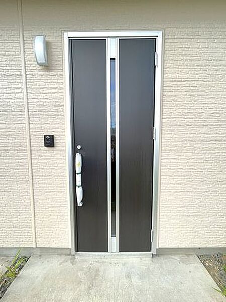 玄関は新品に交換しました。住宅の顔となる部分なので、新品だと気持ちがいいですね。