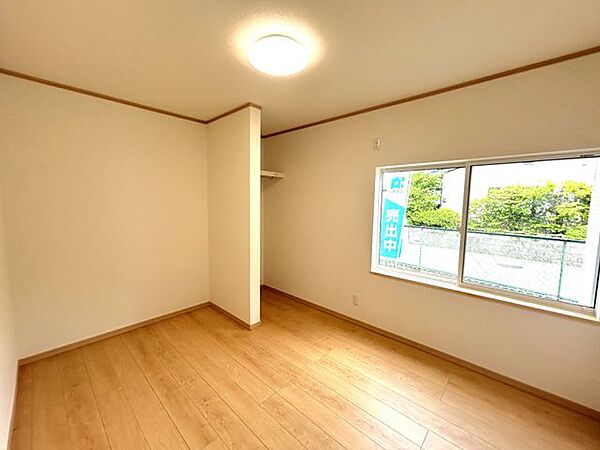 東側の居室です。和室から洋室へのリフォーム工事を行いました。