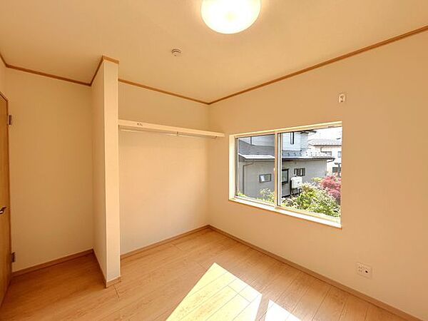 北西側の居室です。隣のお部屋との間に仕切りを設けて、5帖の洋室にリフォームを行いました。