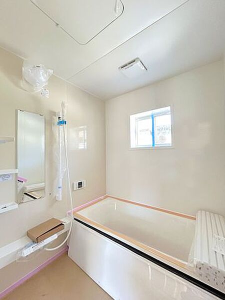 浴室はハウステック製の新品のユニットバスに交換しました。浴槽には滑り止めの凹凸があり、床は濡れた状態でも滑りにくい加工がされている安心設計です。