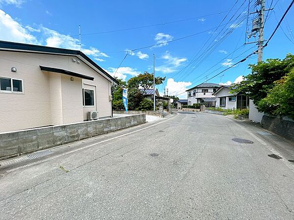 前面道路です。住宅地なので交通量は少なめです。