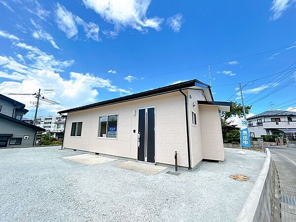 外壁は重ね張り工事、屋根は塗装工事を行います。窓もすべて新品に交換予定です。