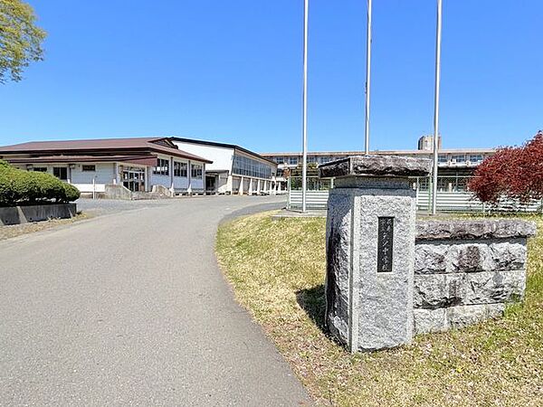 花巻市立矢沢中学校まで1500m（徒歩19分）。部活動で帰りが遅くなる日も、家が近いと心配無用ですね