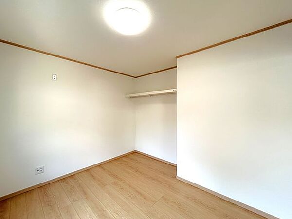 南西側6帖の居室です。洋室にするリフォームを行いました。