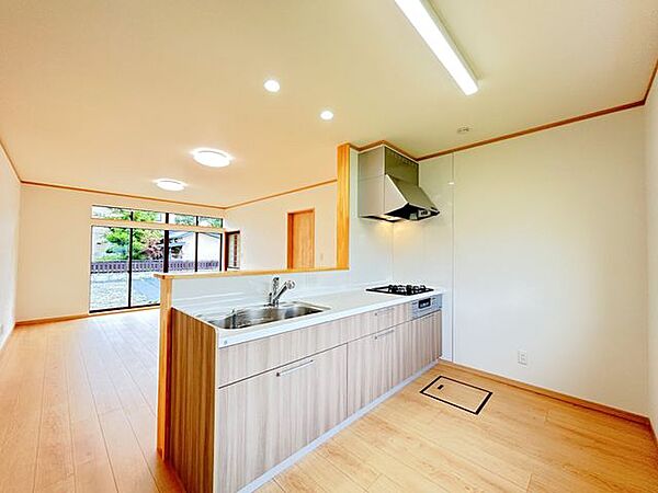 【リフォーム済み】別角度からのLDKです。人気の対面式キッチンを設置しました。