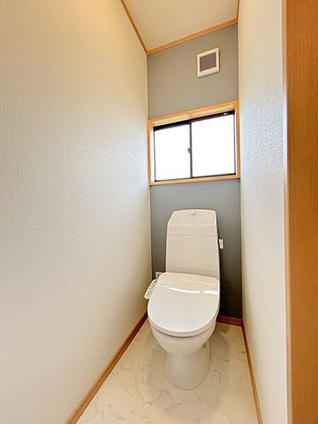 【リフォーム済み】トイレは温水洗浄機能付きに新品交換しました。キズや汚れが付きにくい加工が施してあるのでお手入れが簡単です。直接肌に触れるトイレは新品が嬉しいですよね。