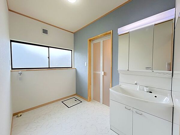【リフォーム中】洗面化粧台は新品に交換しました。三面鏡の裏側はすべて収納になっています。洗面ボウルは、つけ置き洗いなどの家事でも大活躍です。