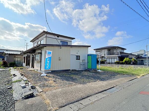 別角度からの外観写真です。屋根、外壁は塗装を行います。