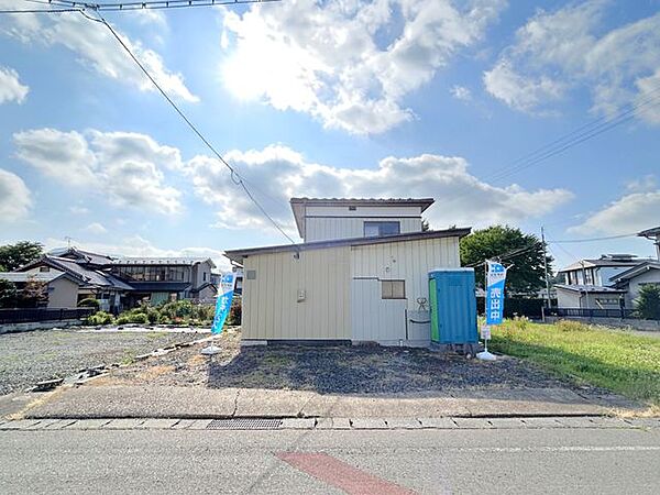 駐車場は3台並列駐車可能です。