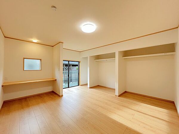 【リフォーム中】1階10帖洋室です。床はフローリングに張り替え、壁・天井はクロスの貼り替えを行いました。クローゼットを2つ設置いたしますので収納に困りませんね。