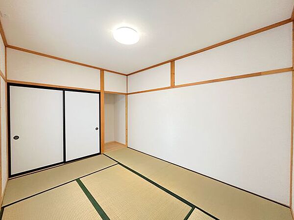 【リフォーム済み】1階6畳和室です。壁・天井はクロスの貼り替えを行いました。