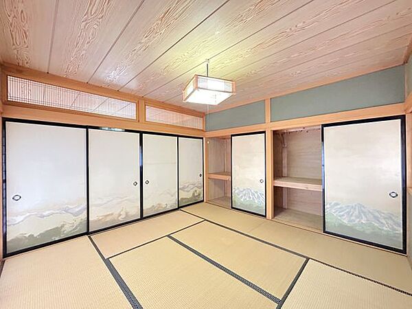 【リフォーム済み】2階東側8畳和室です。畳のクリーニングを行いました。