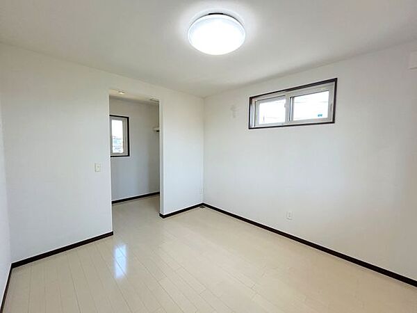 2階東側洋室です。ウォークインクローゼット付きでメインの寝室としてお使いいただけます。