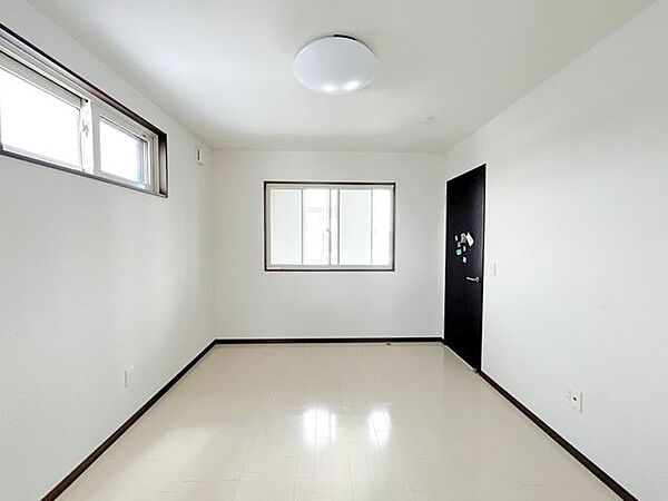 2階東側洋室の別アングル写真です。