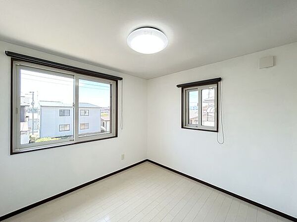 2階南西側洋室の別アングル写真です。床はクリーニングを行いました。