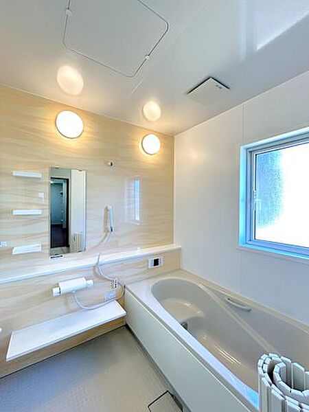 浴室です。クリーニングと照明の電球交換を行いました。1坪サイズで足を延ばして入浴ができます。