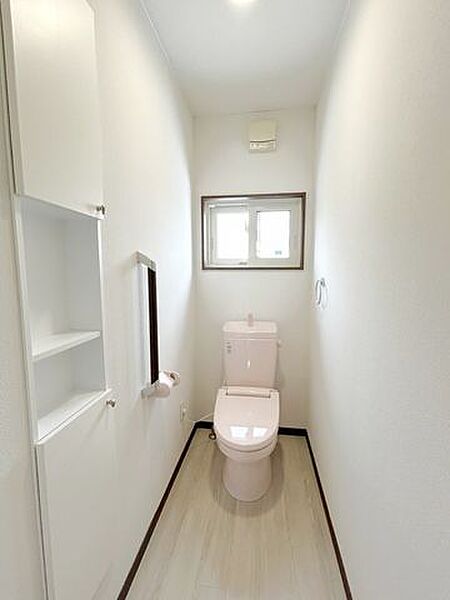 2階トイレです。クリーニングを行いました。1階に下りずともトイレを使用できるのは良いですね。