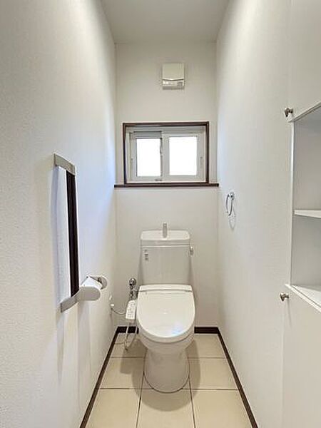 1階トイレです。クリーニングを行いました。2階にもトイレがあるため大家族でも安心ですね。
