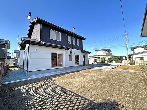 外観別アングル写真です。除草作業・砂利の敷きなおし作業を行い、すっきりした見た目に工事しました。