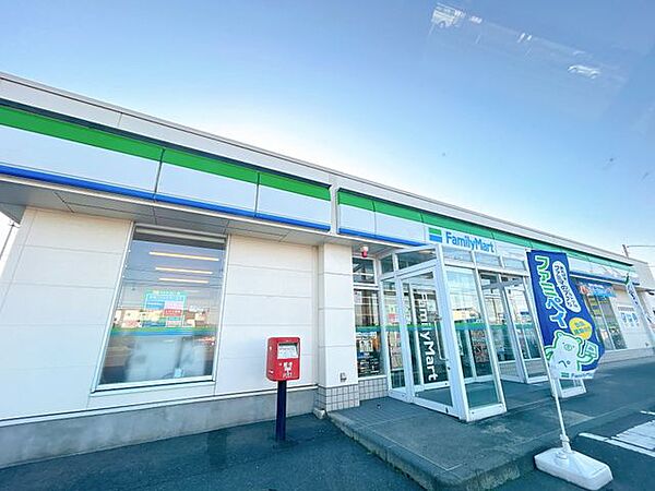 ファミリーマート北上村崎野店様まで徒歩13分（約1000ｍ）です。