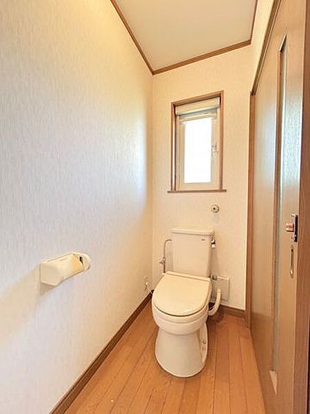 【リフォーム中】2階簡易水洗式トイレです。クリーニングを行います。